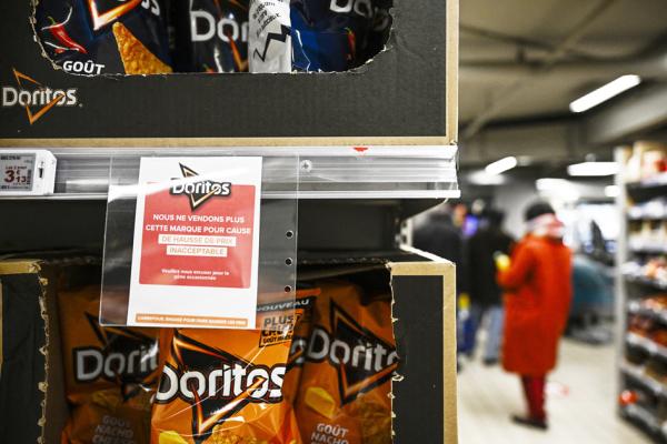 法语书写的不再销售百事产品的告示(JULIEN DE ROSA/AFP via Getty Images)