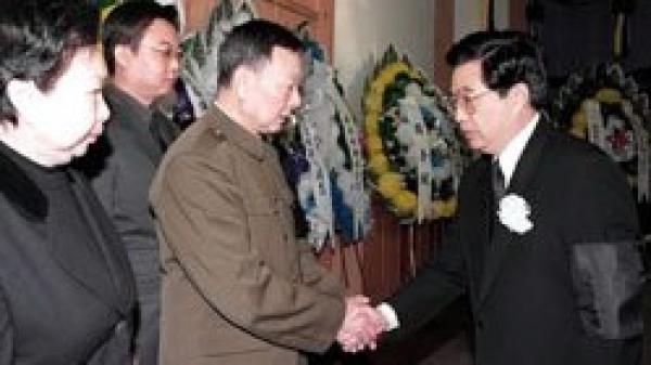 2000年,姬胜德(右二)穿着便装出席其父的追悼会,并和胡锦涛握手。