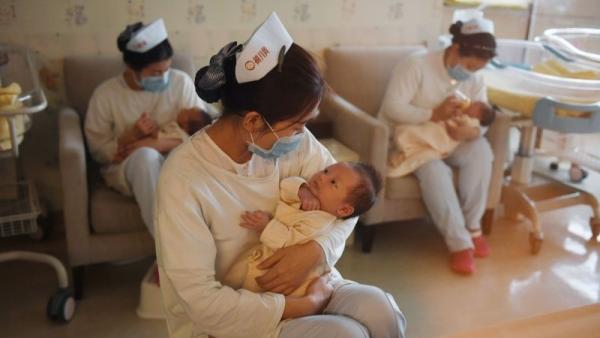 刺激生育的“三孩”政策无效,人口危机步步逼近。(图片来源:GREG BAKER/AFP via Getty Images)