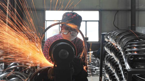 浙江杭州一家工厂工人在车间工作。(图片来源:Getty Images)