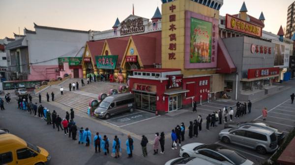 2022年12月1日北京市民排队等待接种COVID-19疫苗。(图片来源:Getty Images)
