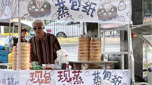 中国男偶像徐炳超被爆在街边摆摊卖包子。(图片来源:微博)