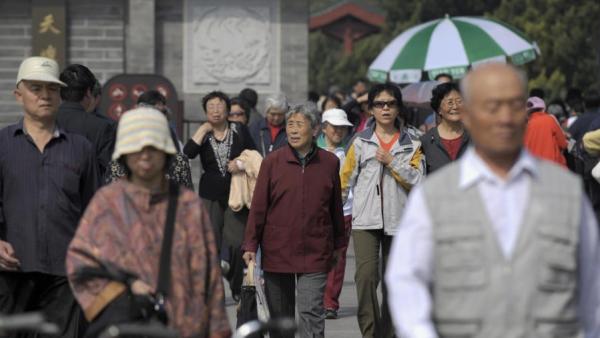 北京天坛公园晨练的老年人离开公园。(图片来源:Getty Images)