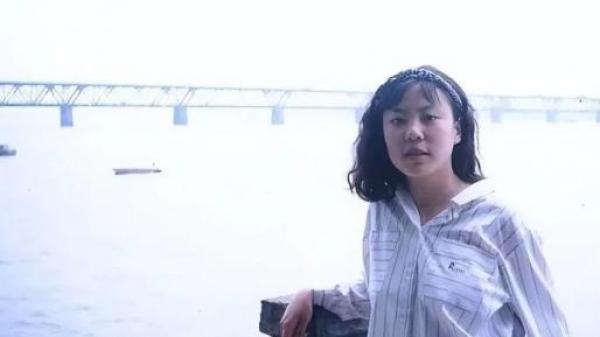 朱令1992年考入北京清华大学化学系,成绩优异外,会弹琴还是游泳健将,因才貌双全在大学也是风云人物。(图片来源:网络图片)