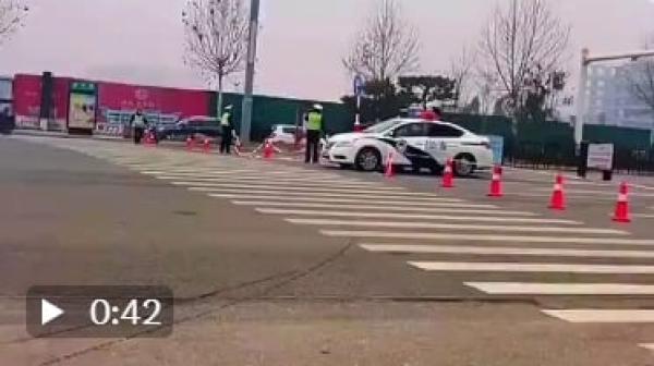 河南宁陵一中学生疑遭虐杀引发万人抗议遭警镇压全城戒严。(图片来源:视频截图)