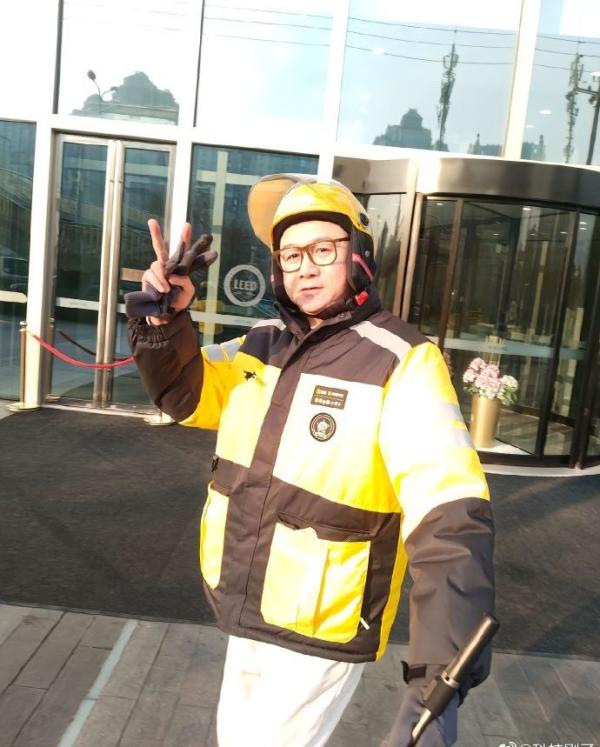 有人就在北京街头偶遇《天龙八部》中的“虚竹”正在送快餐。 (示意图/图片来源:网络图片)
