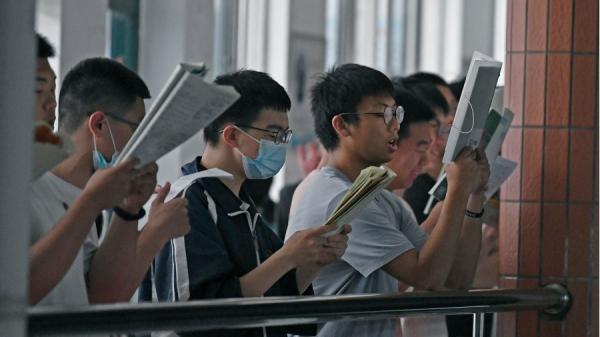 据指,河南省睢县高级中学高一某班班主任让学生们发“毒誓”,要求他们在教室里只有学习,否则就死全家。示意图。(图片来源:Getty Images)