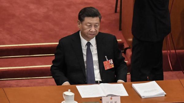 2020年5月22日,习近平在北京人民大会堂听取李克强(未图示)在全国人民代表大会开幕式上的讲话。