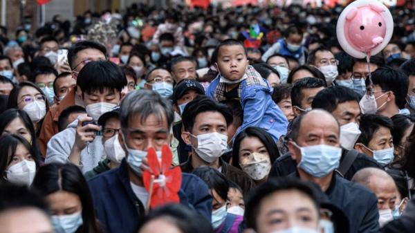 2023年初新冠(Covid-19)疫情大流行期间的广州市民。(图片来源:Getty Images)