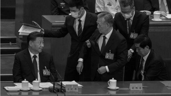 外媒曝胡锦涛被 “ 架离 ” 二十大会场的原因。