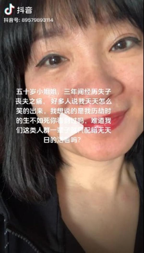 50岁女士的丈夫和孩子3年间都已去世。（图片来源：网路截图）