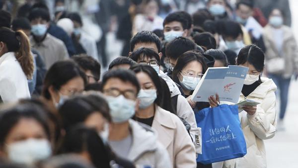 中国公务员考试考生排队入场。（STR/AFP via Getty Images）