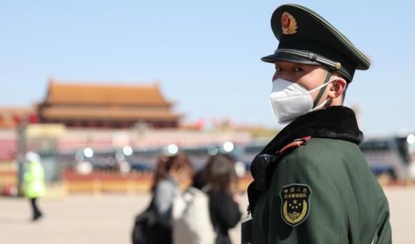 一名保全人员在人民大会堂前巡逻。(图片来源:翻拍)