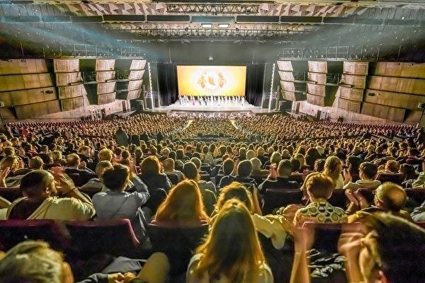 神韵新纪元艺术团3月2日在巴黎国际会议中心连演两场，接连爆满。图为当日下午场演出。（摄影：章乐）
