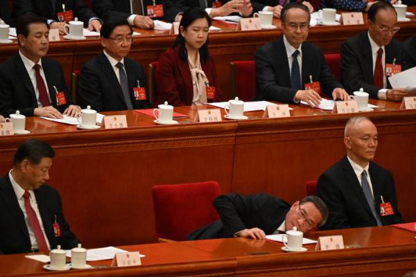 2024年3月11日,中国国家主席习近平(左)和国务院总理李强(中)出席第十四届全国人民代表大会闭幕会议。