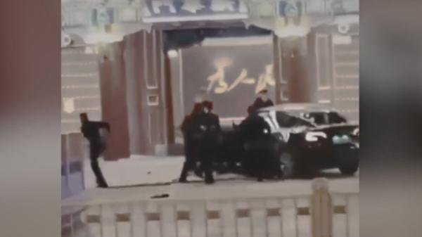 10日凌晨,一辆深色轿车冲撞北京中南海正门 “ 新华门 ”,被一群安保、武警拖下车带离。(图片来源:视频截图)