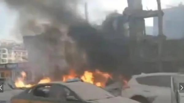 河北燕郊一餐饮店发生大爆炸,整个楼体只剩下骨架。(图片来源:微博截图)