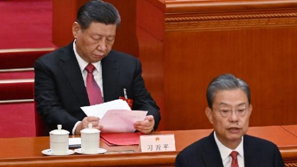 全国人大常委会委员长赵乐际再向外资喊话。图为习近平与赵乐际(右下)在 “ 两会 ”。