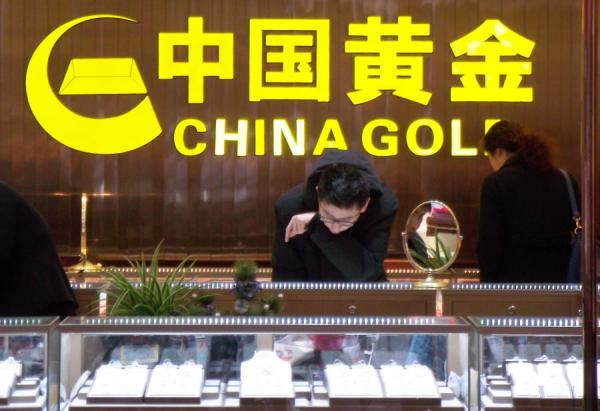 中国民众在金店挑选黄金    （图片来源：Getty Images）