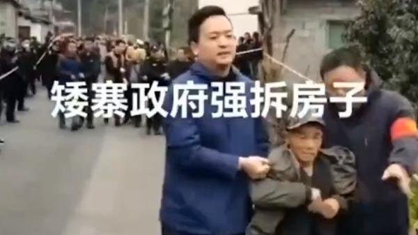 湖南湘西吉首市矮寨镇村民们抗议强拆,当局暴力抓人。(图片来源:视频截图)