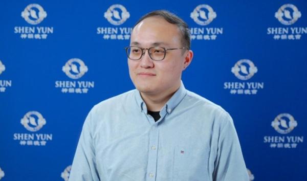 新移民、中国民主党加拿大委员会党员姜殿君于2024年4月11日晚在加拿大安省汉密尔顿第一安大略音乐厅观赏了神韵演出。（图片来源：翻拍）
