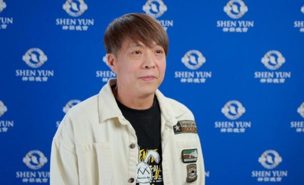 华人移民、中国民主党加拿大委员会党员陈天武于2024年4月11日晚在加拿大安省汉密尔顿第一安大略音乐厅观赏了神韵演出。（图片来源：翻拍）