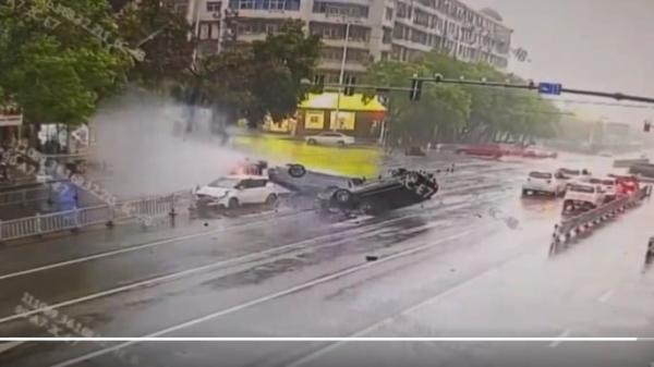 江西抚州一车闯红灯高速撞向三车，致1死3伤。（图片来源：视频截图）