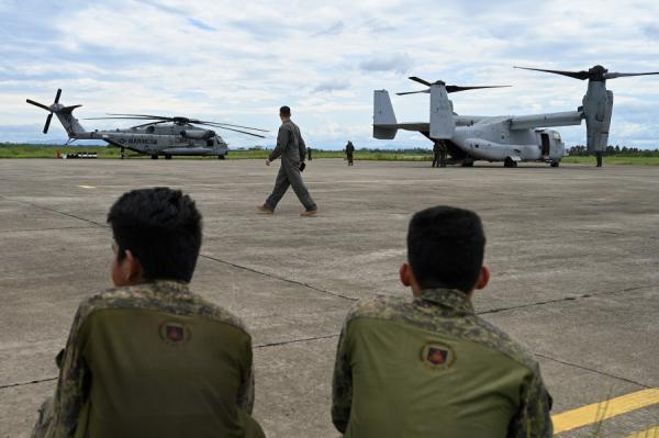 2023年8月3日，士兵在菲律宾卡加延拉尔洛空军基地观看美国CH53海种马直升机和V-22鱼鹰即将起飞。（图片来源:Getty Images）