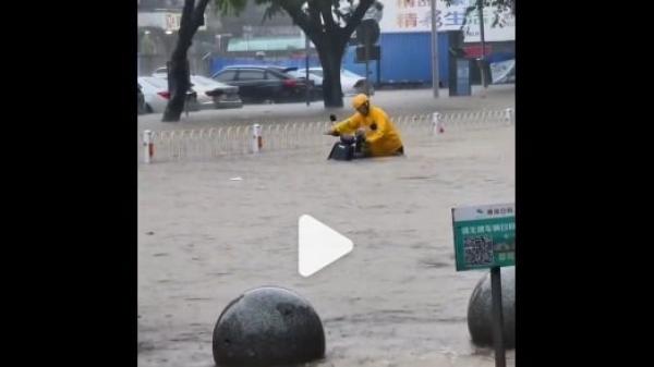 4月21日广东韶关暴雨来袭,马路成河。(图片来源:视频截图)