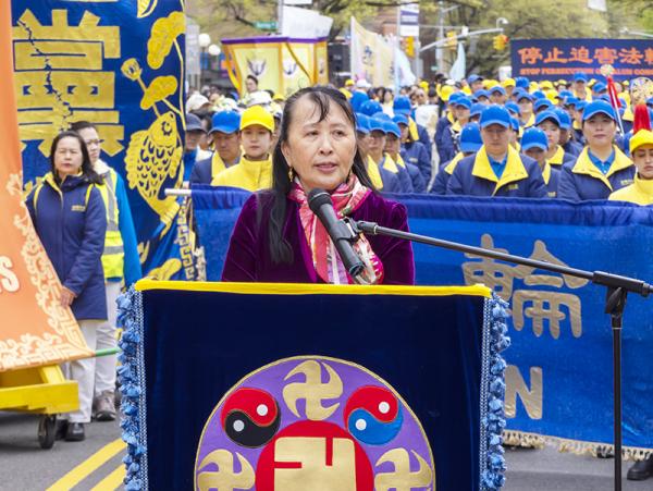 全球退党服务中心主席易中原在集会上发言。(摄影/看中国/Leo)