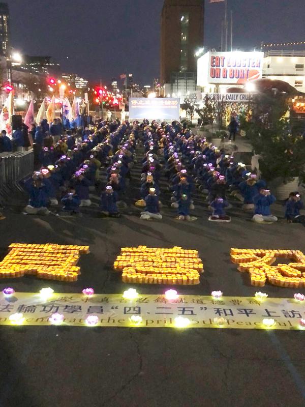 4月21日晚,数百名纽约法轮功学员来到纽约中领馆前,举行烛光守夜,纪 念“四‧二五”和平上访25周年。(摄影/看中国/Ryan)