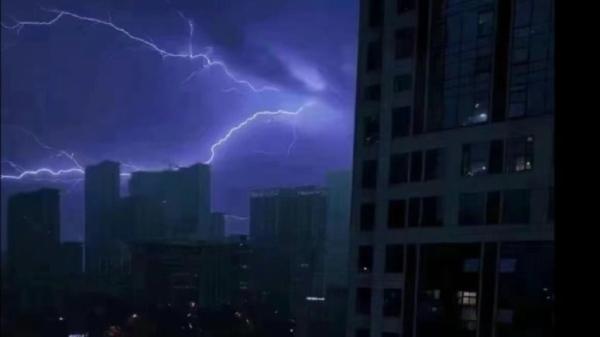 湖南长沙正午一秒入夜,当地网友称打雷像渡劫一样。(图片来源:微博截图)