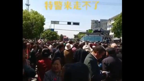 湖北随州长岭镇数千居民抗议当局强制购买公墓,警车被围得水泄不通。(图片来源:视频截图)