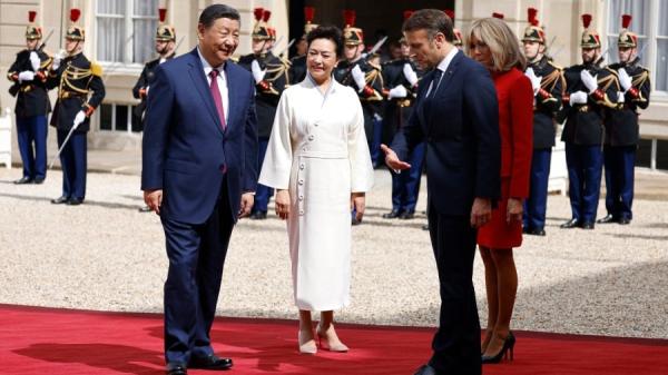 2024年5月6日,法国总统马克龙(Emmanuel Macron) 和夫人布丽吉特(Brigitte) 在巴黎爱丽舍宫总统府欢迎中国国家主席习近平(左) 和夫人彭丽媛。(图片来源:LUDOVIC MARIN/AFP via Getty Images)