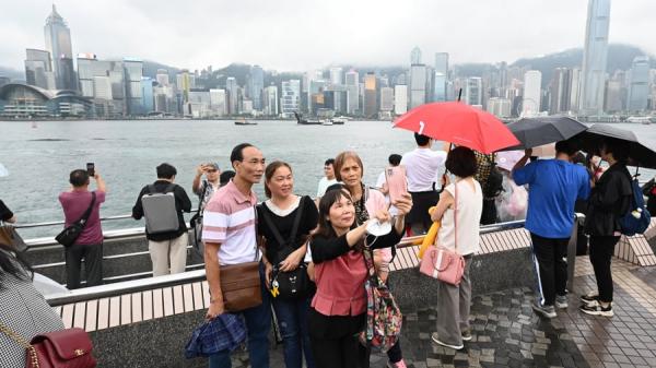图为在尖沙咀拍照留念的旅客。(Getty Images)