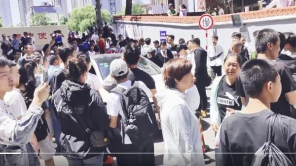 山西太原市第二十九中学体育考生和家长抗议考试作弊。(图片来源:视频截图)