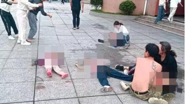江西省贵溪市一所小学20日惊传有女子闯入校区见人就砍,现场多名学生倒地,场面骇人。(图片来源:网络图片)