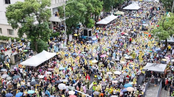 关切国会职权修法,5月24日,台湾民众于立院外穿雨衣抗议。(图片来源:中央社)
