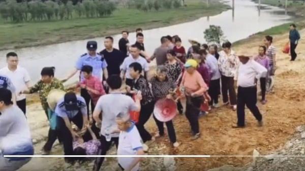江西景德镇上百村民抗议强征土地遭警察镇压。(图片来源:视频截图)