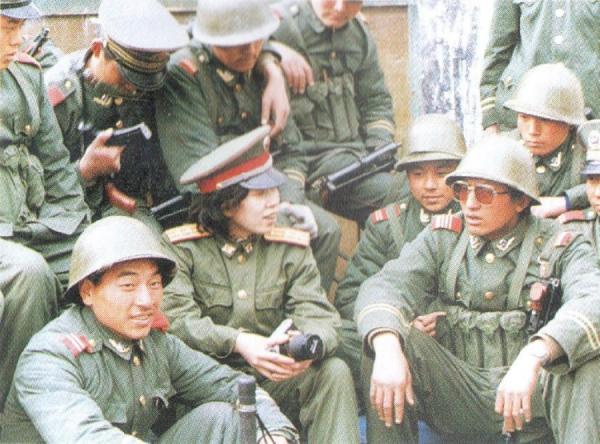 1989年3月,江林在西藏拉萨采访参加戒严的部队官兵。军报记者江志顺摄。 (江林提供)