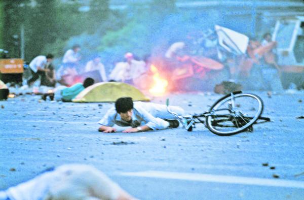 1989年6月3日晚至6月4日凌晨,进入北京的军队向人群开火,造成大量巿民与学生死伤。(Jacques Langevin/Getty Images)