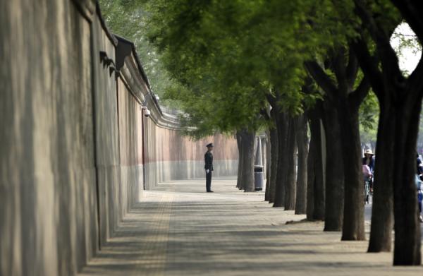 2013年5月6日,一名士兵在中南海大院的红墙旁站岗。(图片来源: Getty Images)