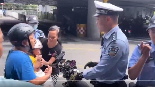 广州一名男子带高烧孩子去医院,交警扣车。(图片来源:视频截图)
