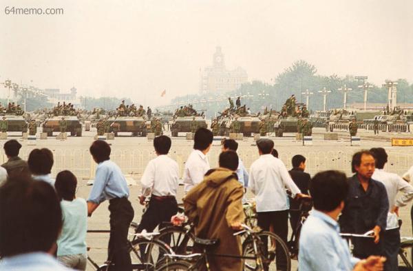 1989年,六四事件时,坦克进入天安门广场。