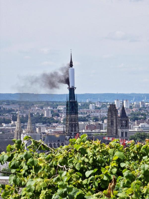7月11日,鲁昂圣母大教堂尖塔失火。(PATRICK STREIFF/AFP via Getty Images)