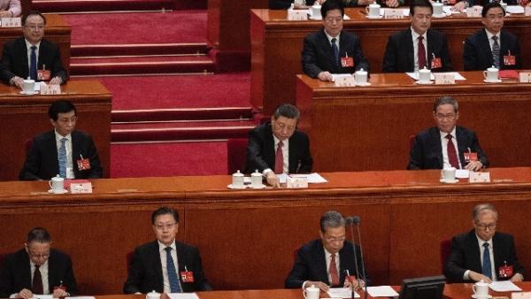 习持续大清洗,江苏40天内16人落马,其中6人在近十天被通报。图为习近平及中共高层出席“两会”的闭幕会。