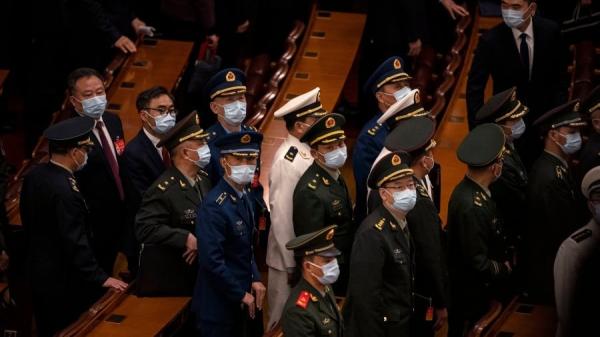 2022年10月22日,中共军方代表人民大会堂离开二十大闭幕式(图片来源:Getty Images图)