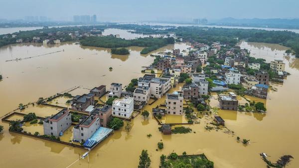 今年4月22日,广东省清远市被洪水淹没的建筑物和街道。(Getty Images)