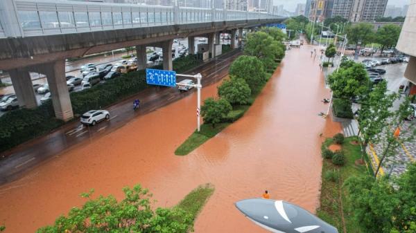 6月24日,湖南长沙因暴雨被洪水淹没的街道。 (图片来源:Getty Images)