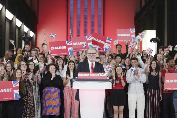 7月5日,英国工党领袖斯塔默发表胜选演讲。(Ricky Vigil/Getty Images)